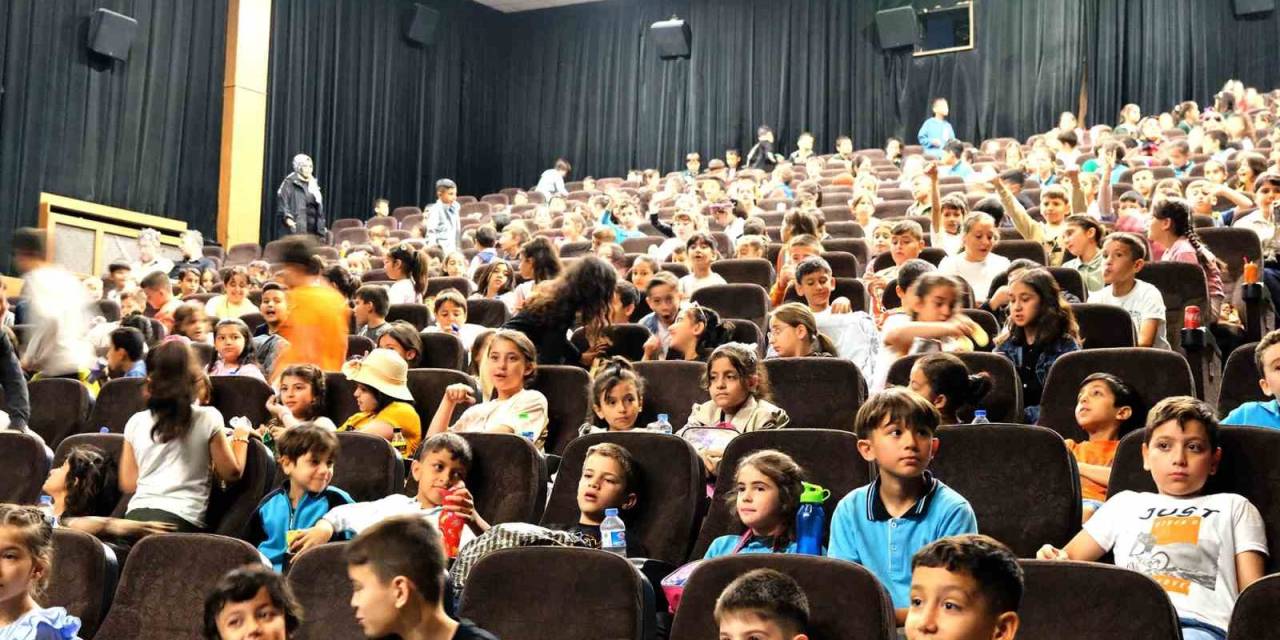 Onikişubat Belediyesi’nden Kırsaldaki 1500 Öğrenciye Sinema Hediyesi