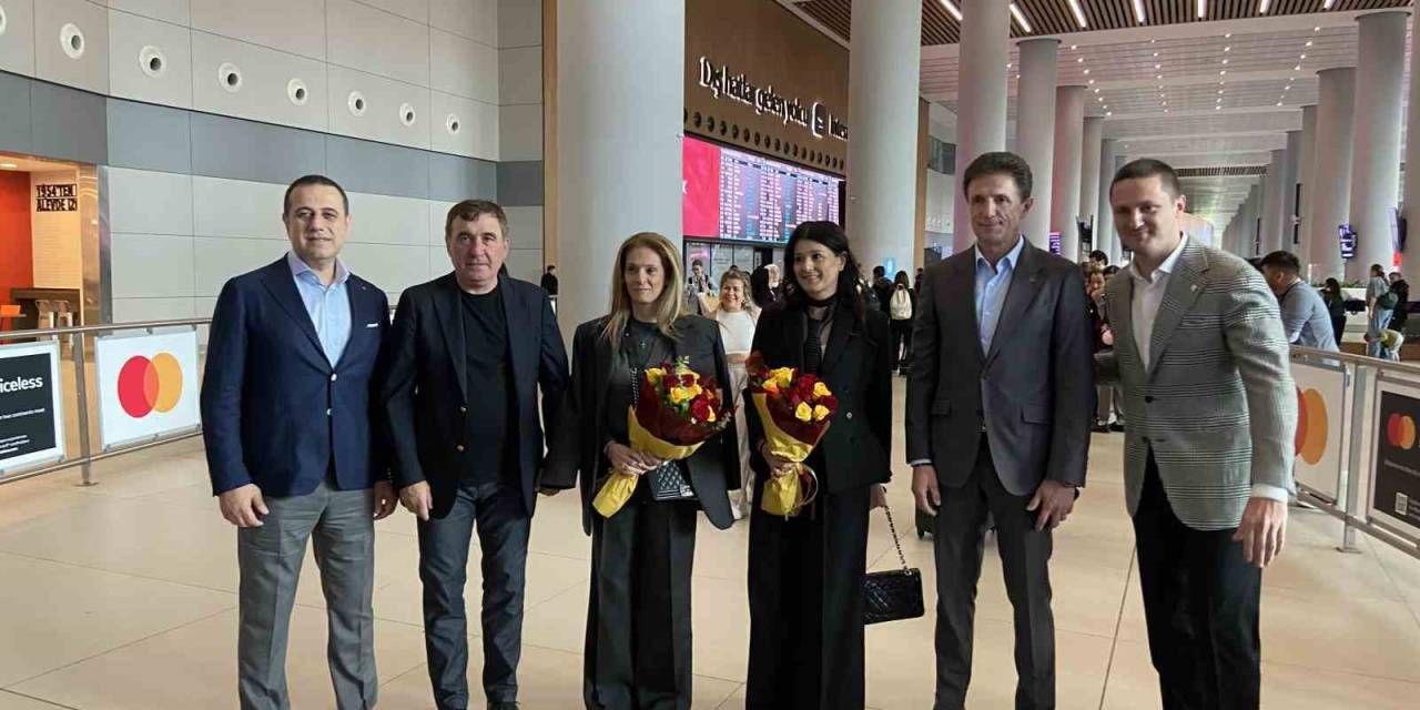 Hagi İle Popescu, İstanbul Havalimanı’nda Çiçeklerle Karşılandı