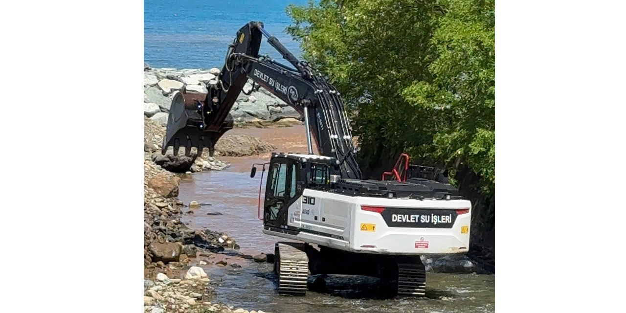 Rize’de Mahalle Sakinlerinden DSİ'ye Tepki: "Dereye Dokunmayın, Evlerimizi Denizden Koruyun!"