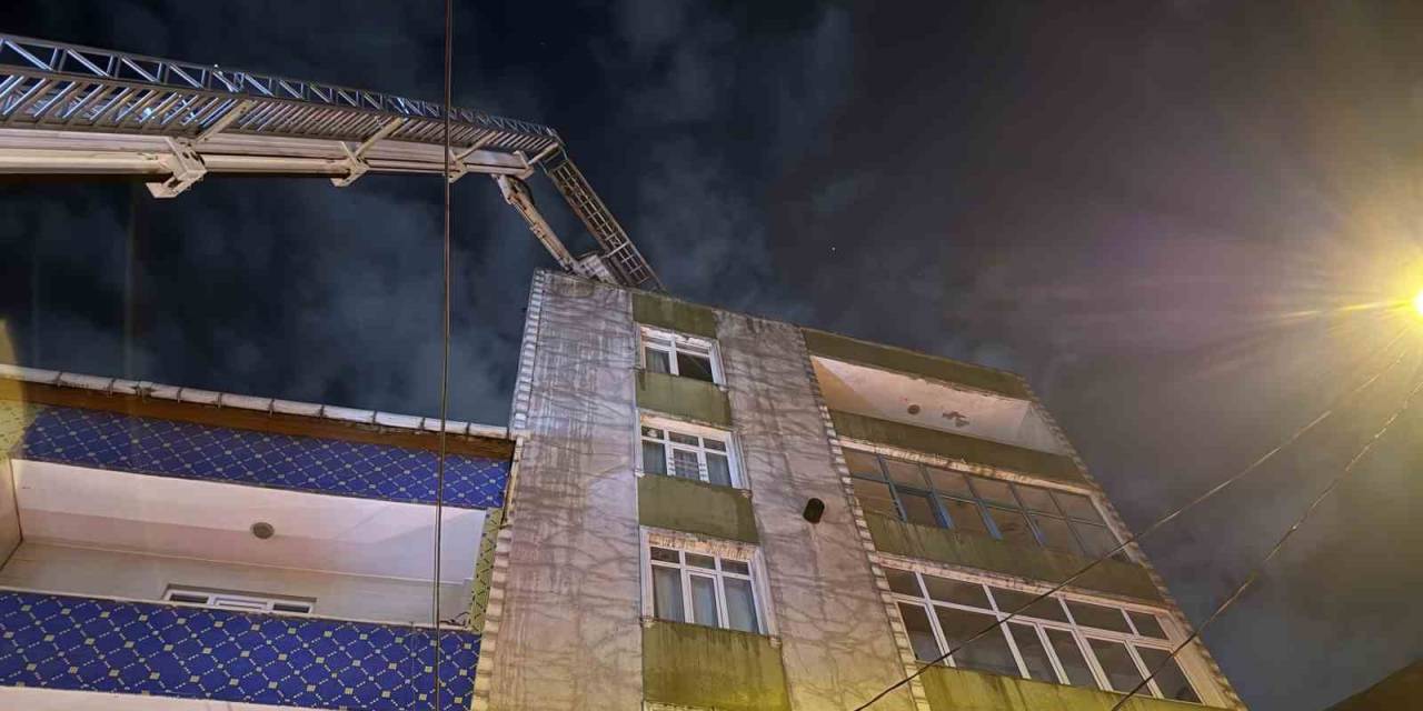 Küçükçekmece’de 7 Katlı Binanın Çatısı Alev Alev Yandı