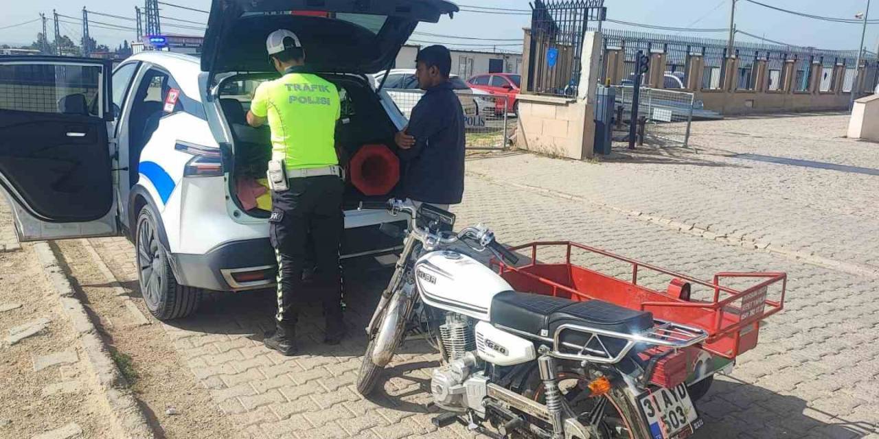 Motosikleti Üzerine Yatarak Sürmüştü, Yediği Ceza Motosikletin Parasını Geçti