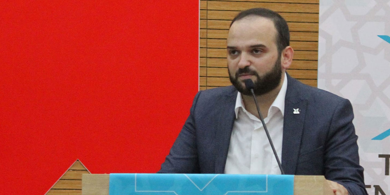 Rize Belediyesi'ne Sert Tepki: "Cumhurbaşkanımıza Hakaret Eden Sanatçıyı Sahneye Çıkarmak Gaflettir!"