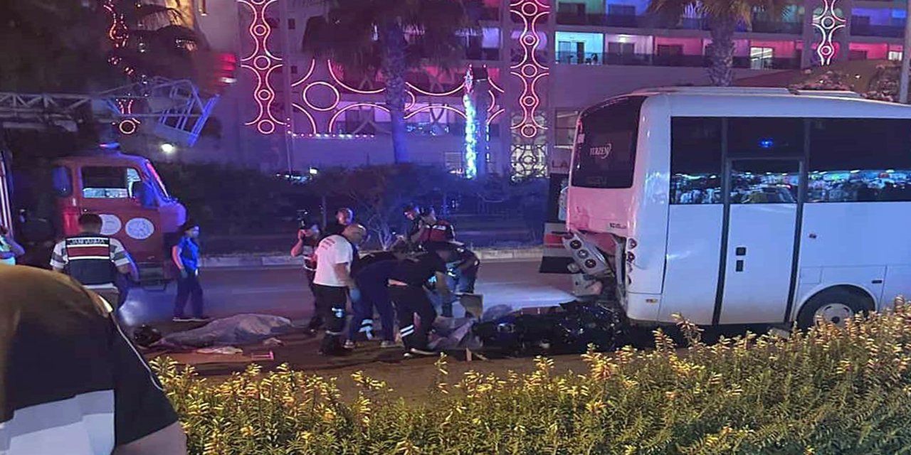 Motosiklet park halindeki midibüse çarptı: 2 ölü