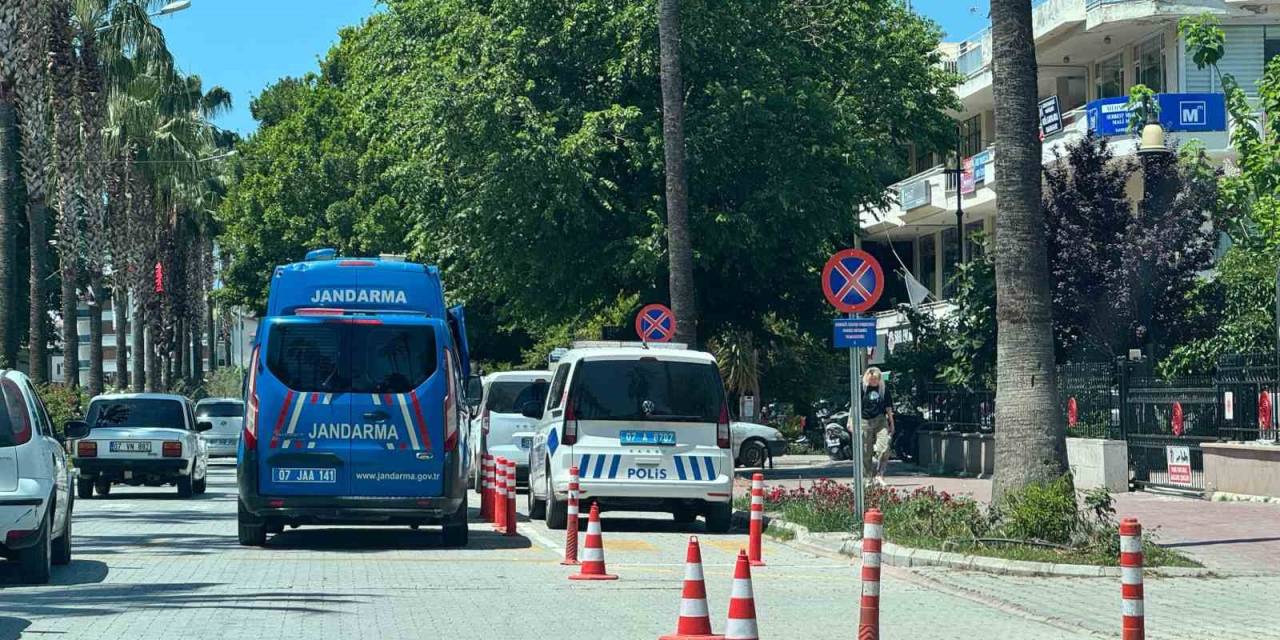 Başkasının Kimliğini Kullanan Sürücü, 3 Düzensiz Göçmenle Yakalandı