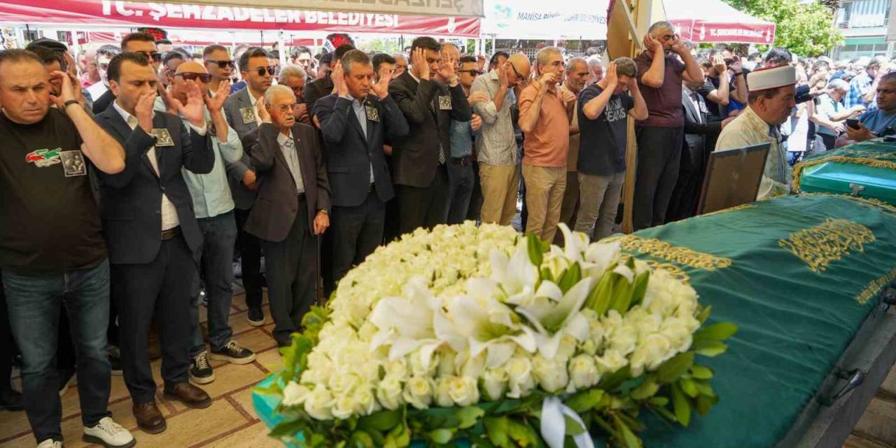 Chp Lideri Özel Manisa’da Cenaze Törenine Katıldı