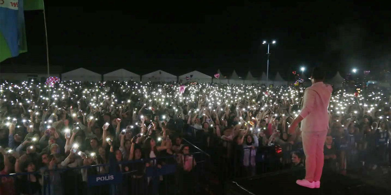 Rize'deki Konser Tartışması Büyüyor: Sunucu Alsay'dan Savunma, Gözler Belediye Başkanına Çevrildi
