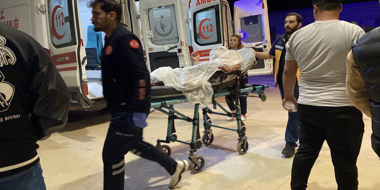 Parkta yüzlerine lazer ışığı tutan şüphelileri uyaran 2 genç, bıçaklı saldırıya uğradı: 2 yaralı