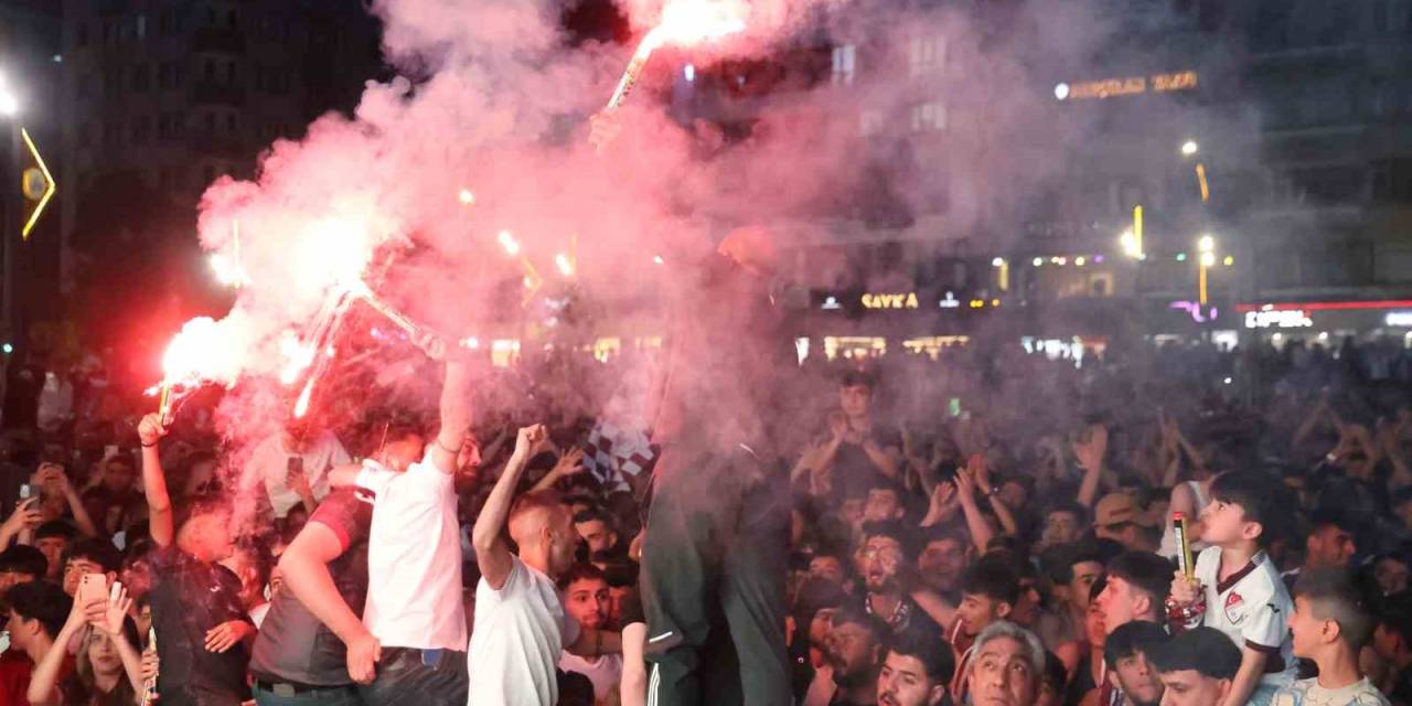 Elazığ’da Nefesler Tutuldu: Taraftarlar Elazığspor Maçı İçin Dev Ekran Başına Geçti