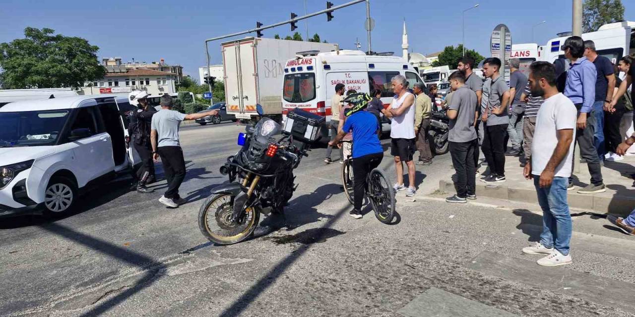 Otomobil İle Yunus Polis Ekibinin Karıştığı Kazada 1 Polis Memuru Yaralandı