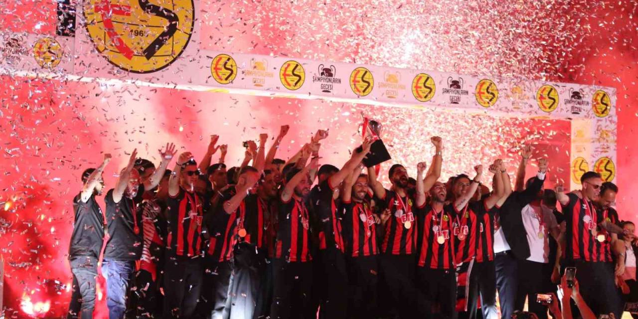 Şampiyon Eskişehirspor Kupasını Kaldırdı