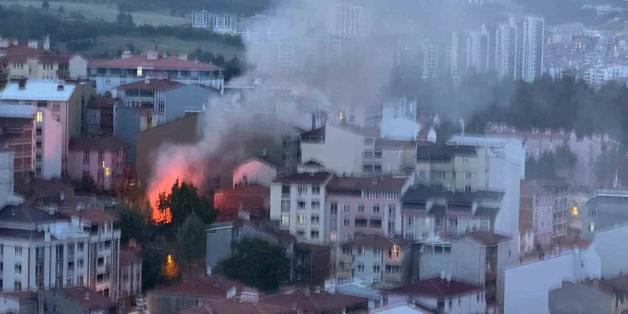 Bilecik’te Çıkan Yangında Dumanlar Gökyüzünü Kapladı