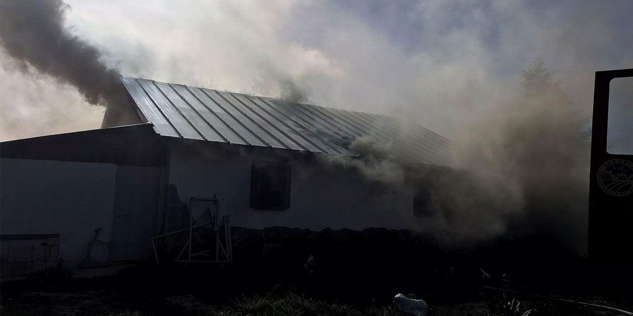 Yayla evinde çıkan yangında 4 kişi dumandan etkilendi