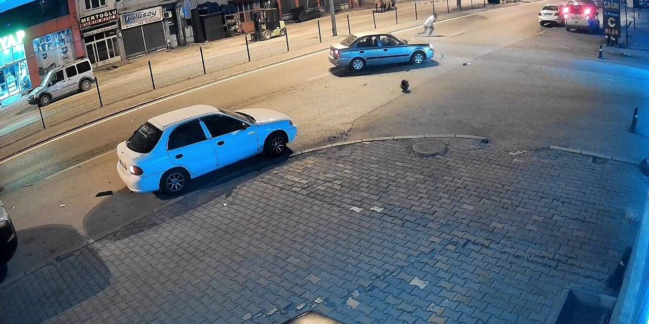 Otomobilin Çarptığı Motosikletlinin Sürüklendiği Anlar Kamerada