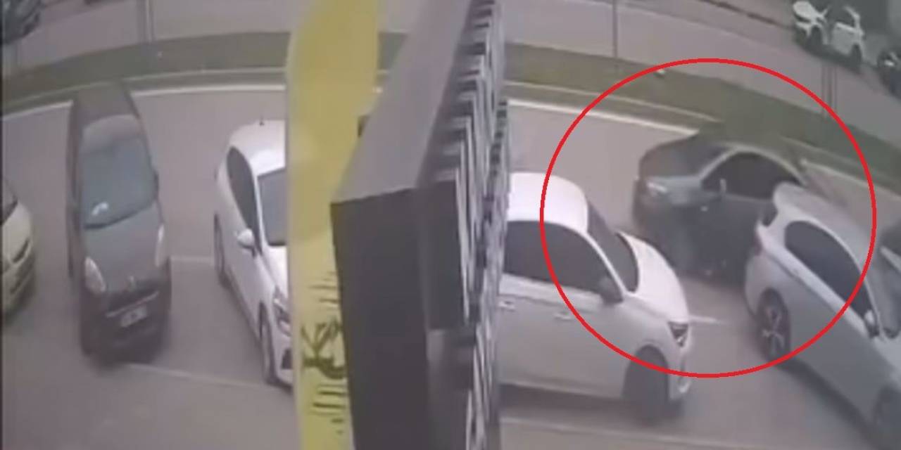 El Freni Çekilmeyi Unutulan Araç Kazaya Böyle Karıştı