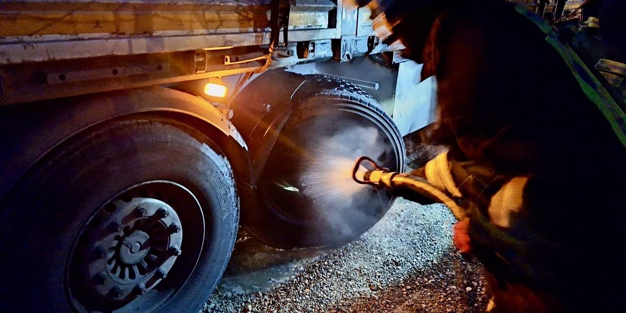 Kereste Yüklü Tırdan Dumanlar Yükseldi, İtfaiye Müdahale Etti