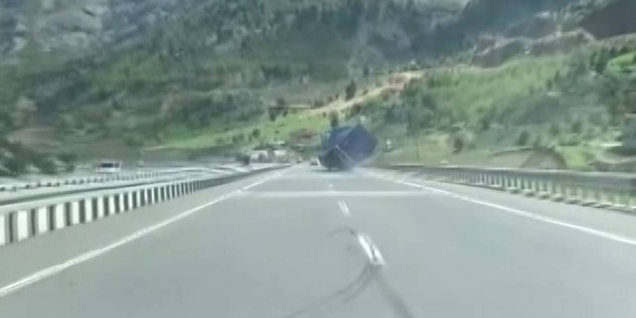 Tır Kazası Cep Telefonu Kamerasına Yansıdı