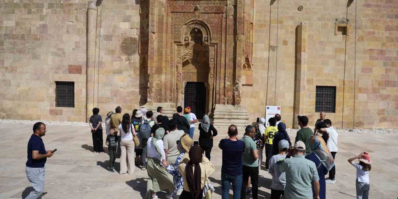 Esrarengiz Gölgeleri Görmek İsteyenler 8 Asırlık Camiye Akın Etti