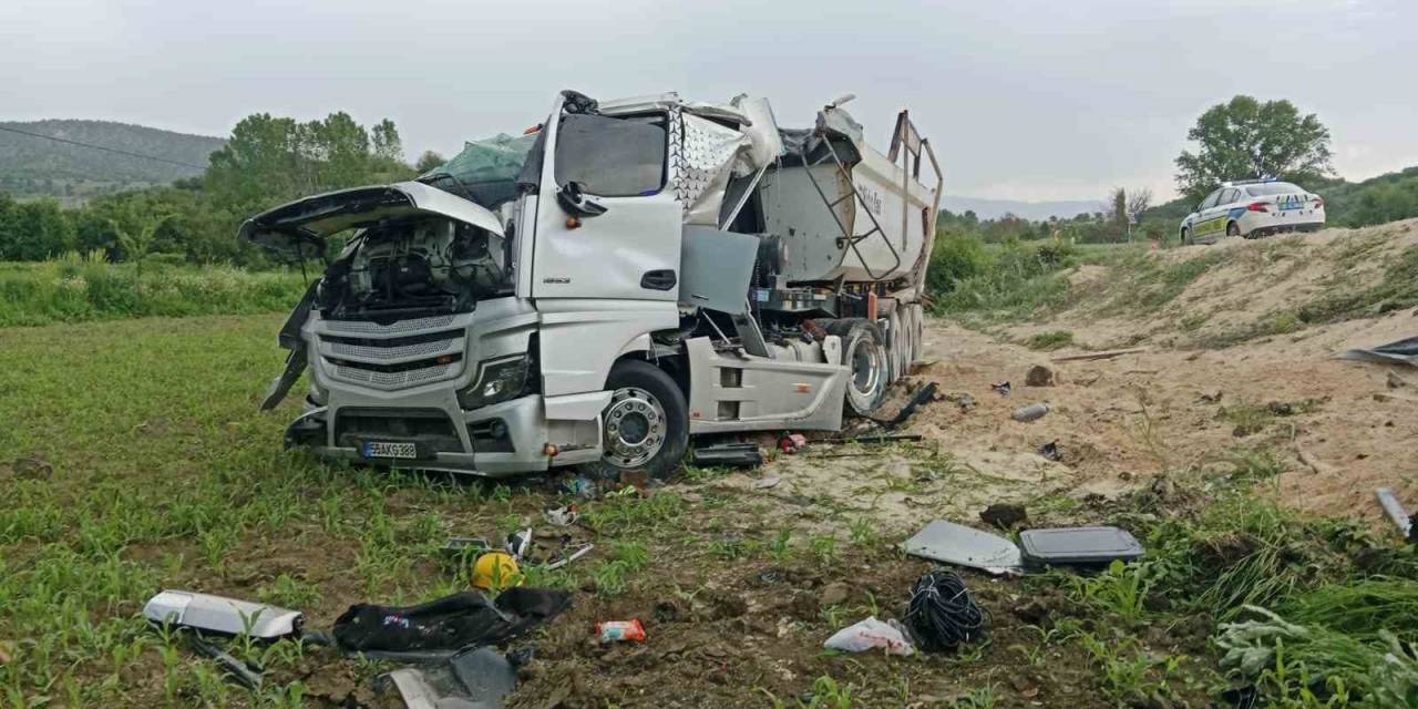 Kastamonu’da Devrilen Hafriyat Kamyonunun Sürücüsü Yaralandı