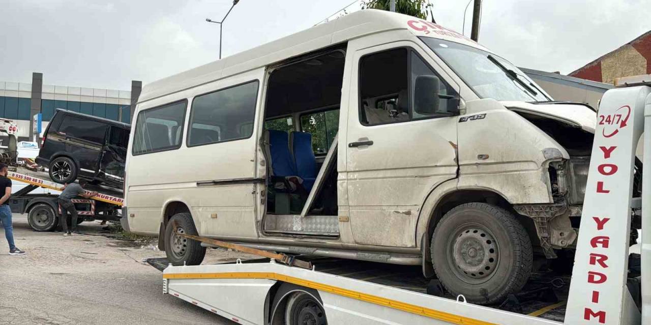 Minibüs İle Kamyonet Çarpıştı, 9 Kişi Yaralandı