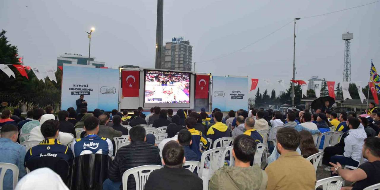 Esenyurt’ta Final Coşkusu: Fenerbahçe Zaferi Dev Ekranda Kutlandı