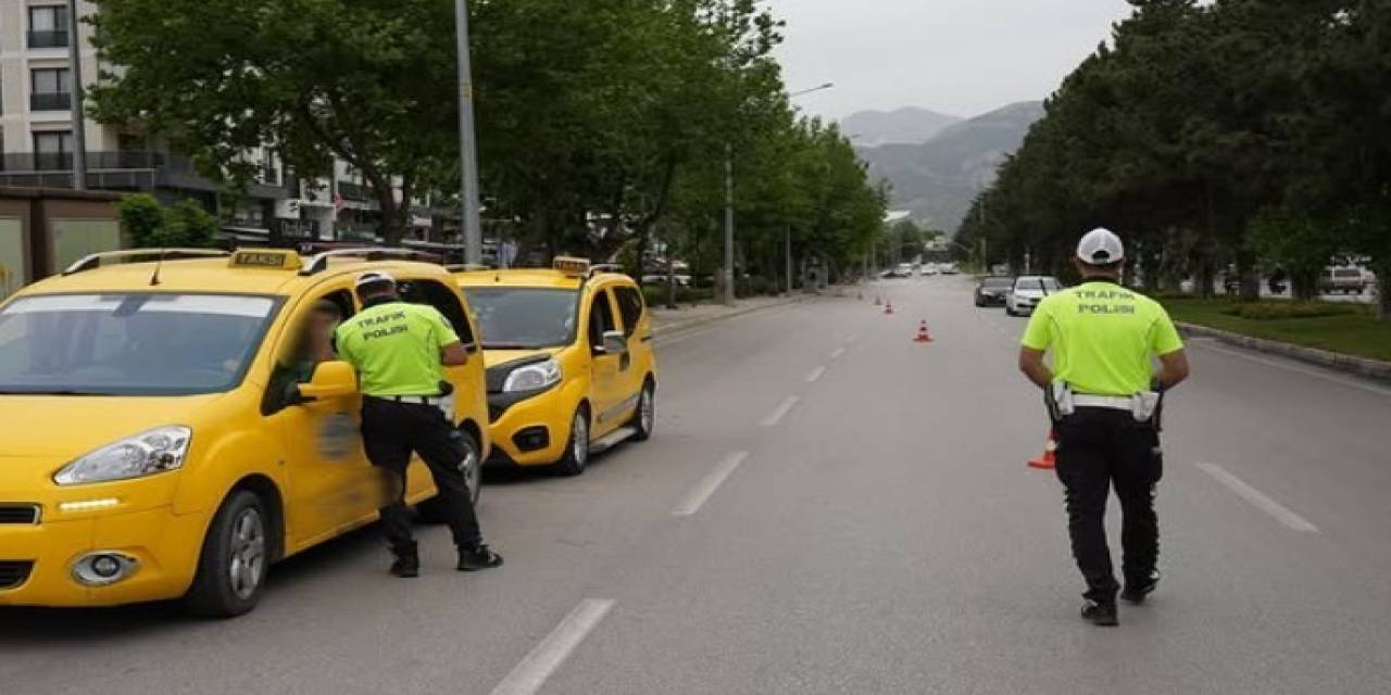 Isparta’da Asayiş Ve Trafik Uygulamasında 10 Araç Sürücüsüne Ceza