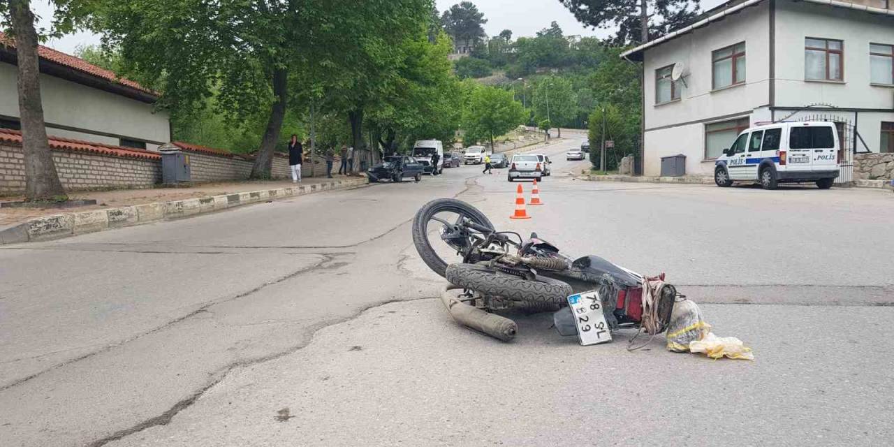 Safranbolu’da Otomobille Motosiklet Çarpıştı: 3 Yaralı