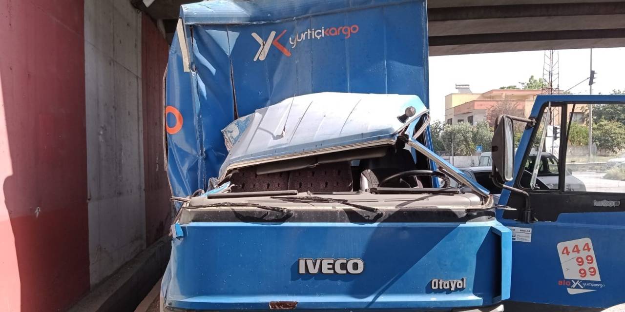 İşçi Servisi, Kargo Kamyonuyla Çarpıştı