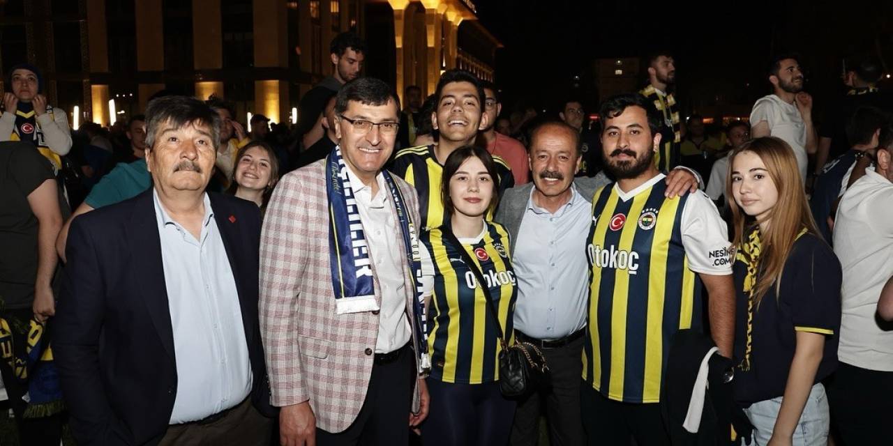 Kütahyalılar, Euroleague Final Heyecanını Belediye Bahçesinde Birlikte Yaşadı