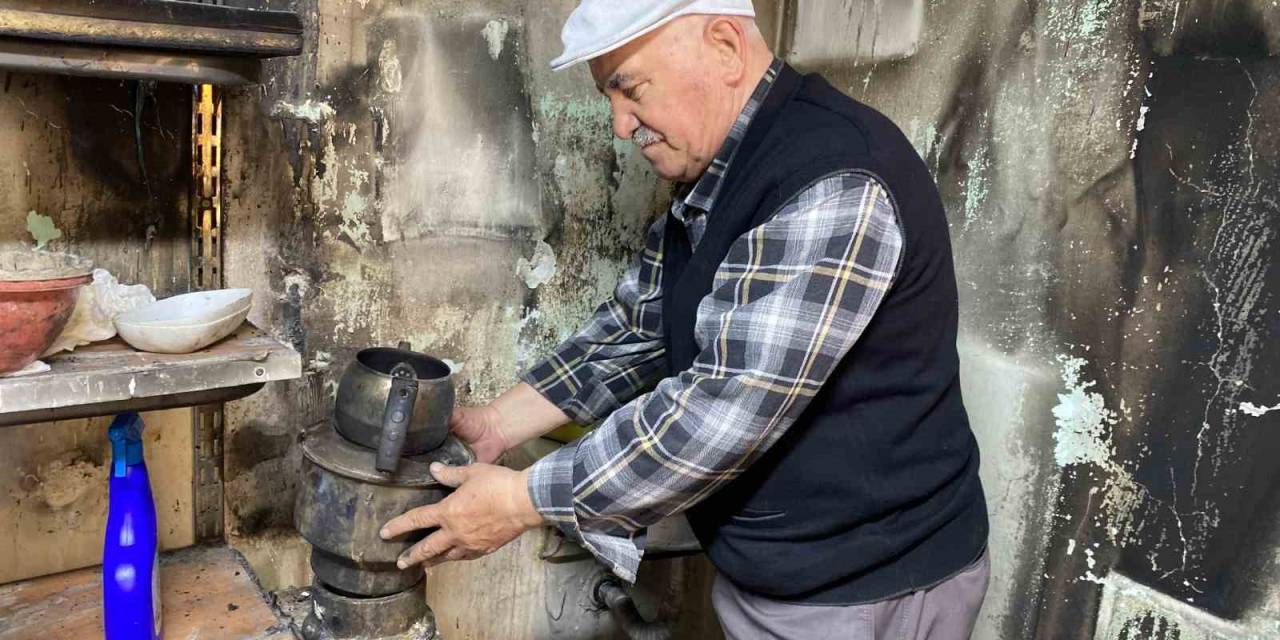 Emanet Dükkanı Yanan Emekli Öğretmen Kendisine Destek Olan Vatandaşlara Teşekkür Etti