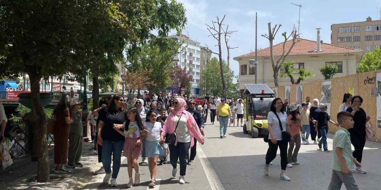 Sıcak Havayı Fırsat Bilen Vatandaşlar Şehir Merkezlerinde Yoğunluk Oluşturdu