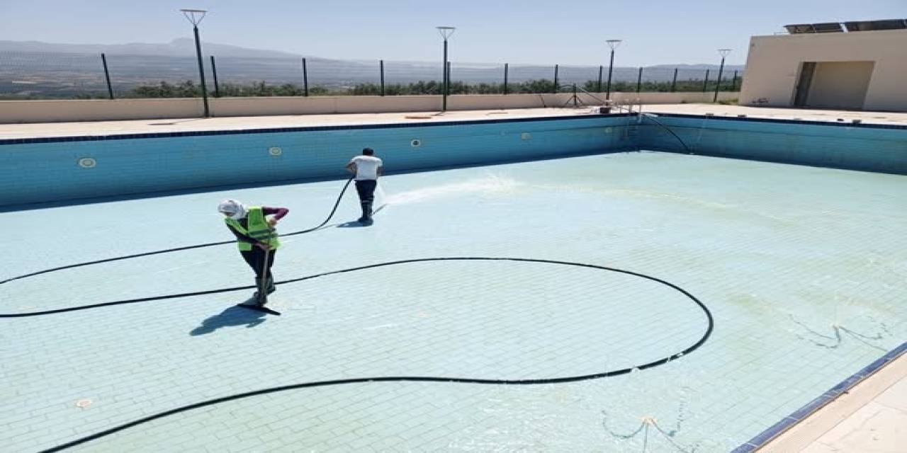 Karacasu’da Yüzme Havuzu Sezona Hazırlanıyor