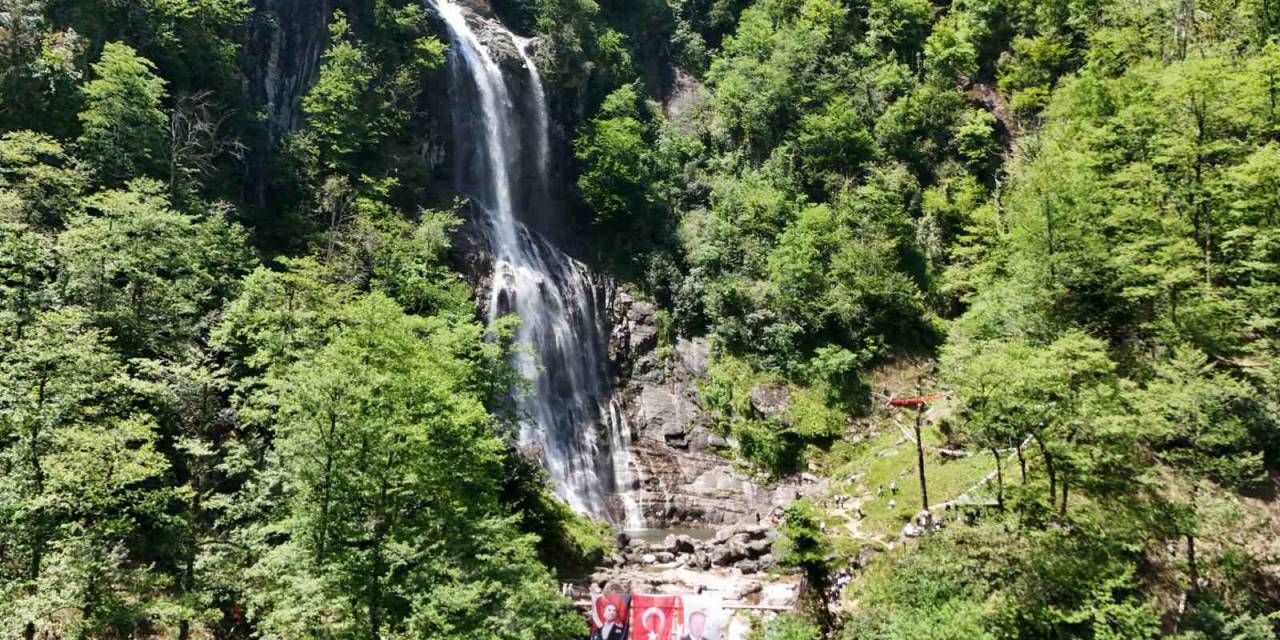 Mençuna Şelalesi’ne Doğa Yürüyüşü Düzenlendi