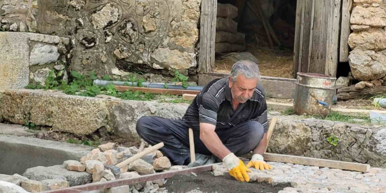 Ekmeğini 45 Yıldır Taştan Çıkarıyor