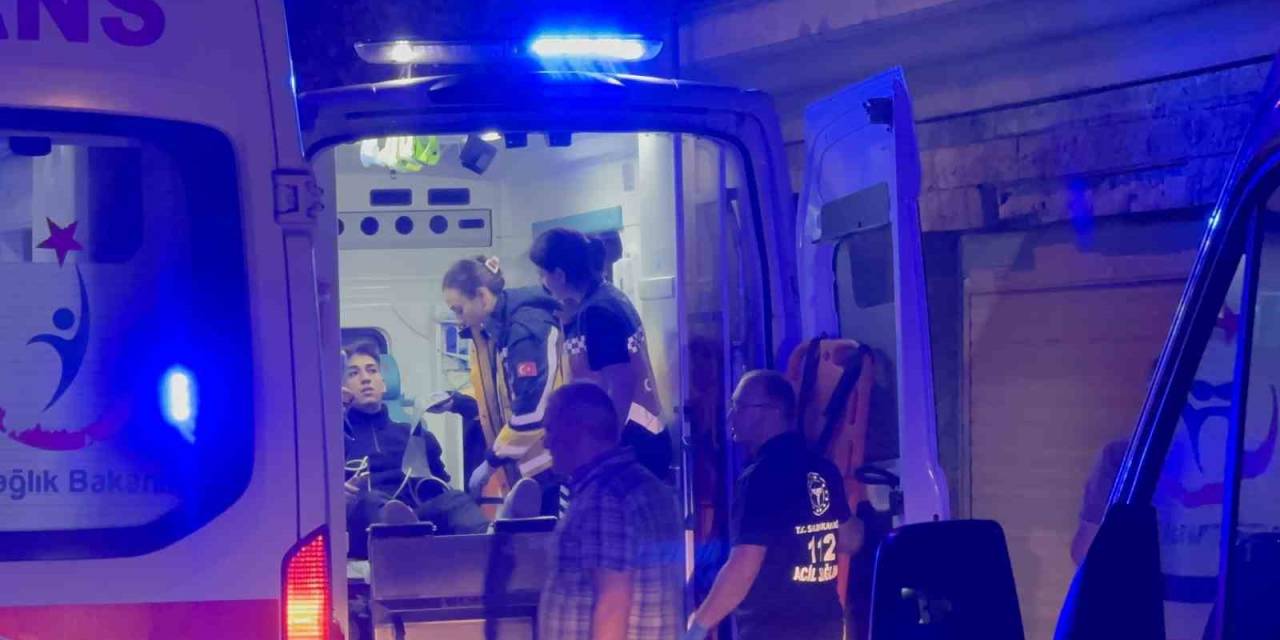 2 Otomobil Kafa Kafaya Çarpıştı: 6 Yaralı