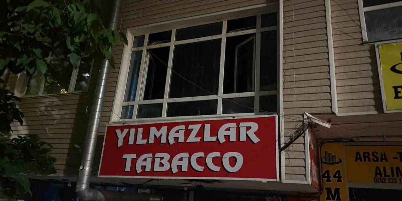 İş Yerinde Unutulup Kapı Üstüne Kilitlenince Çareyi Camda Aradı, Düşerek Ağır Yaralandı