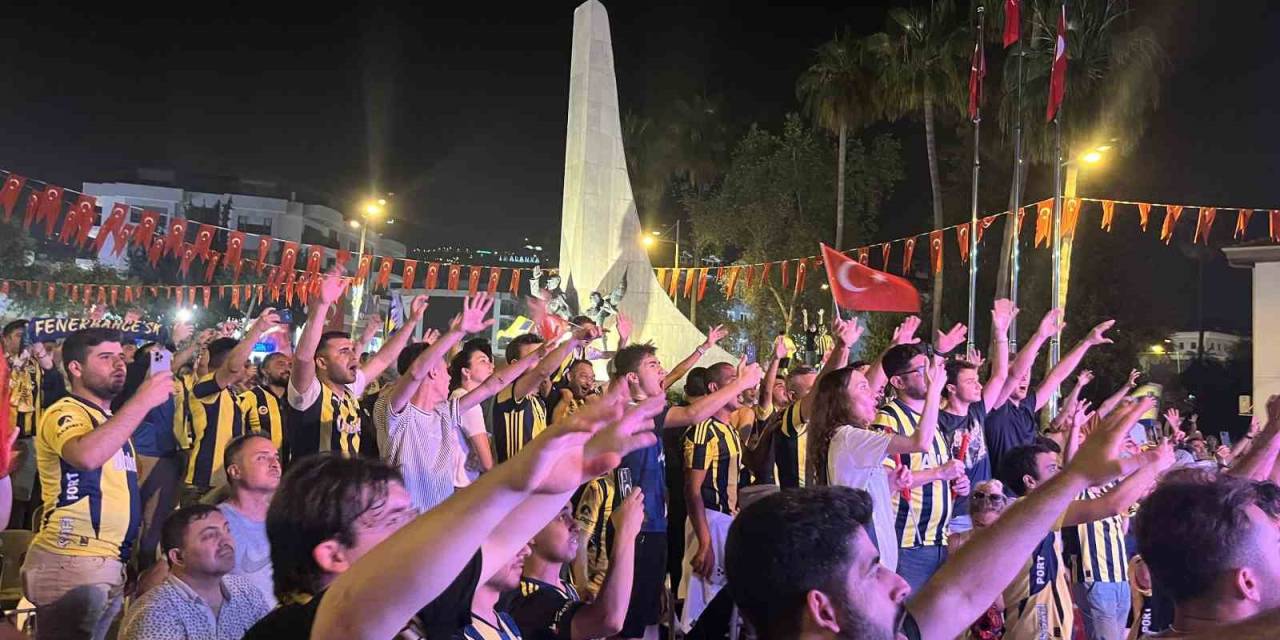 Fenerbahçe’nin Şampiyonluğu Meşaleler Ve Bayraklarla Kutlandı