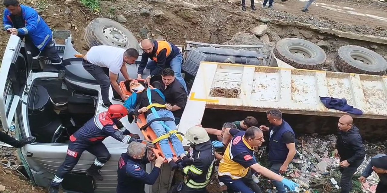 Şarampole devrilen kamyonun şoförü yaralandı