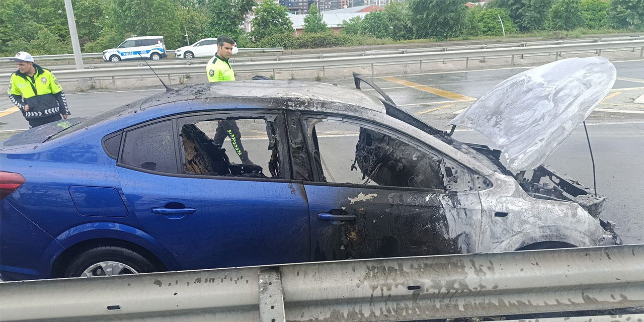 Rize'de Seyir Halindeki Otomobil Alev Alev Yandı