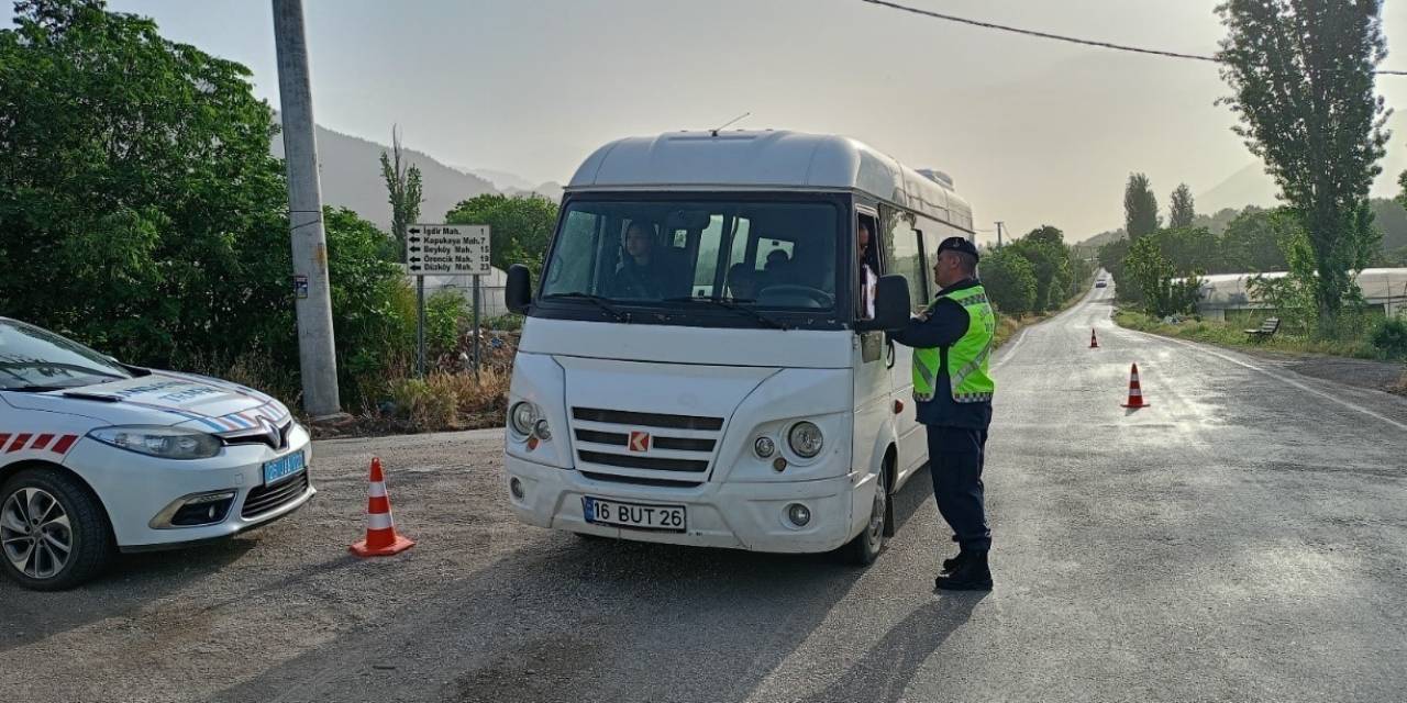 Uşak’ta Polis Ve Jandarmadan Okul Çevreleri Ve Servislere Sıkı Denetim