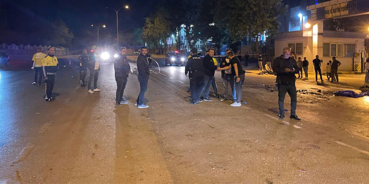 Gaziantep'te hafif ticari araç ile otomobil çarpıştı: 5 ölü, 2 yaralı