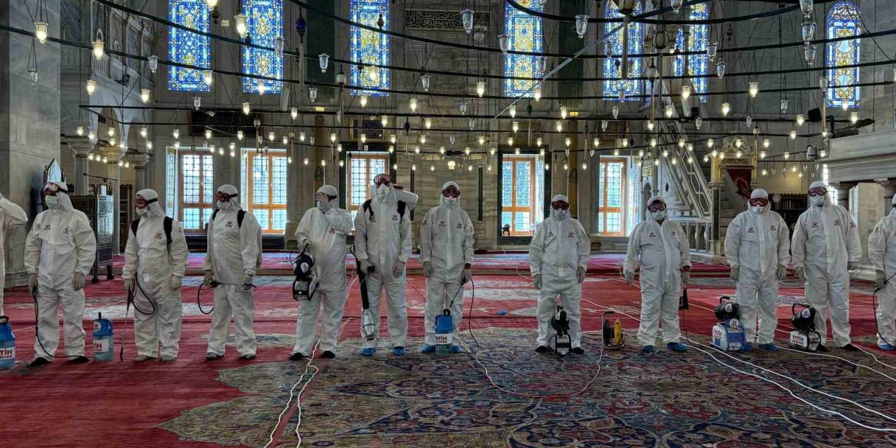 Fatih Camii’nde Bayram Temizliği