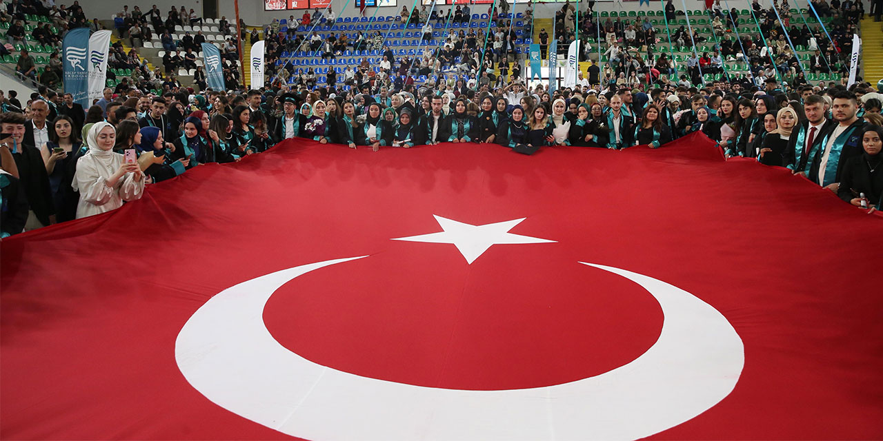 Recep Tayyip Erdoğan Üniversitesinde mezuniyet töreni düzenlendi