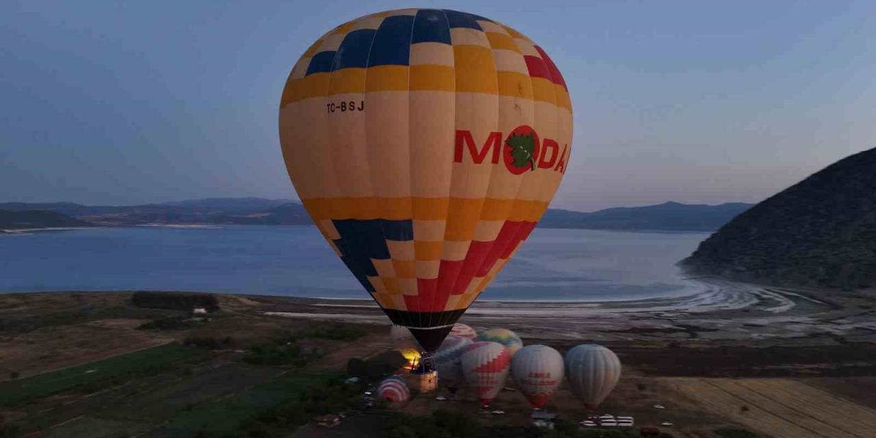 Salda Gölü’nde Sezon Açıldı, Balonlarla Gökyüzü Masalı Bayram Coşkusuna Eşlik Edecek