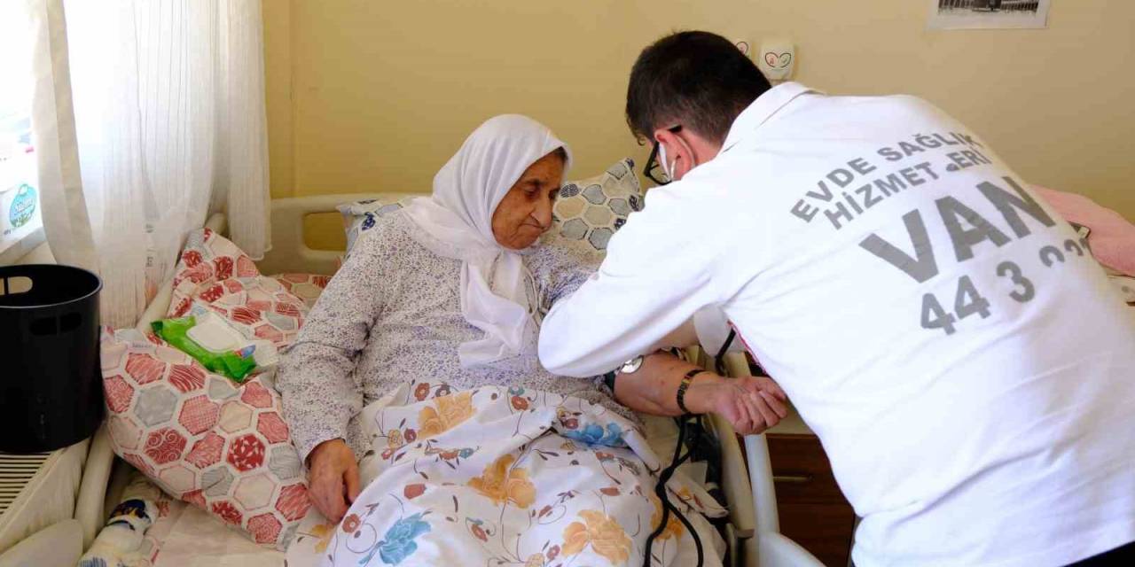 Van’da Bayram Öncesi Huzurevi Sakinlerine Sağlık Hizmeti