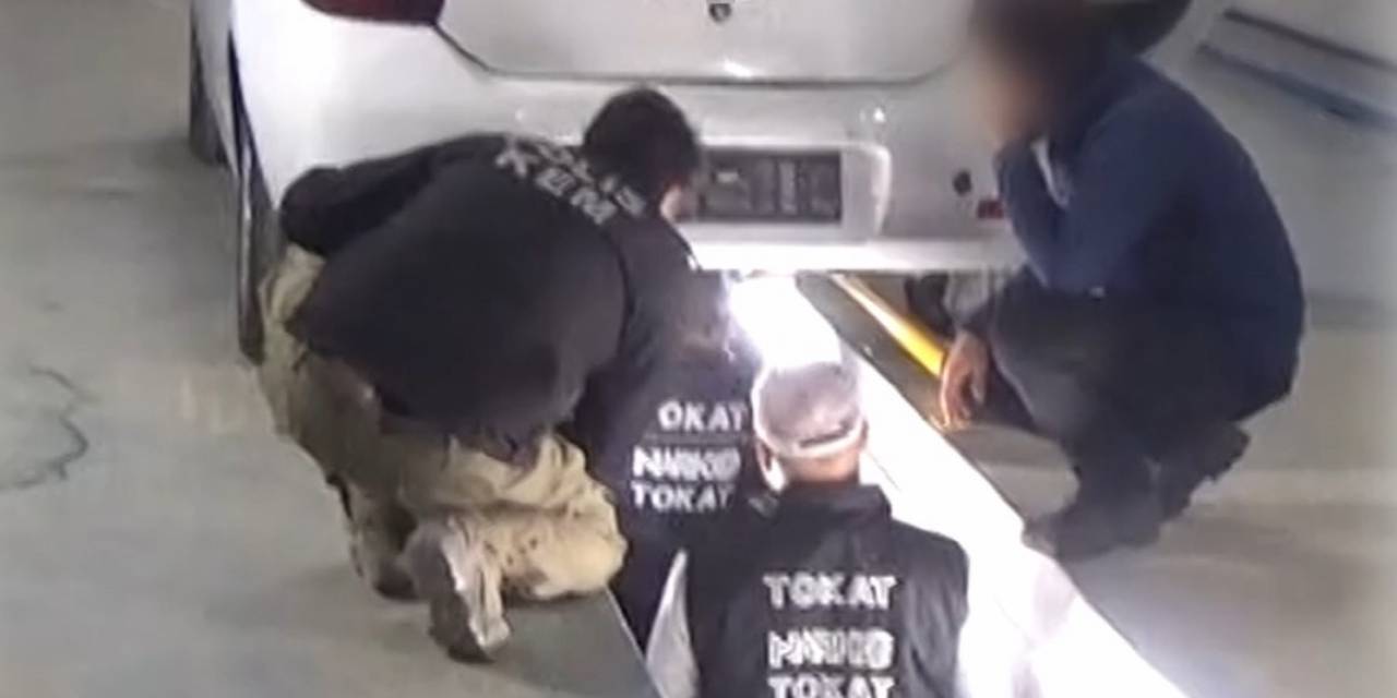 Kamyonun İçerisindeki Otomobile Gizlediler, Narkotik Köpeğinden Kaçamadılar