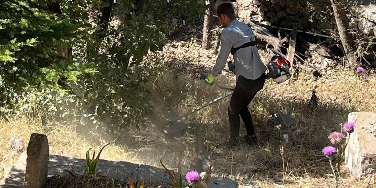 Şırnak’ta Bayram Öncesi Mezarlık Temizliği