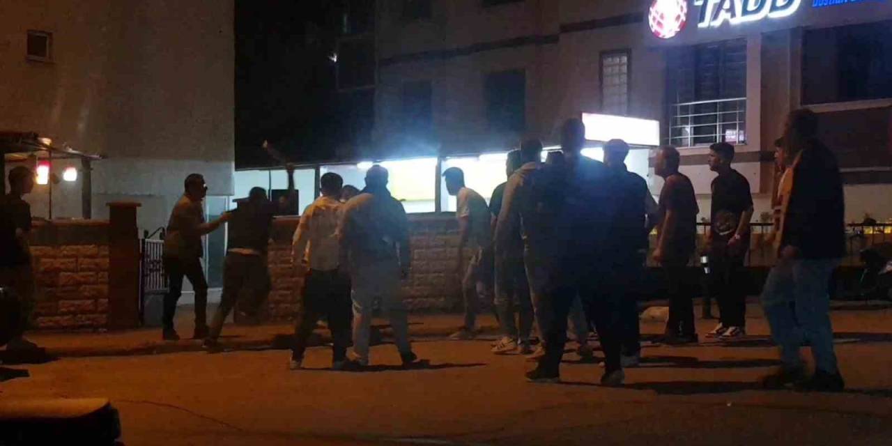 Karabük’te ’omuz Atma’ Kavgasında Istaka, Tekme Ve Yumruklar Havada Uçuştu