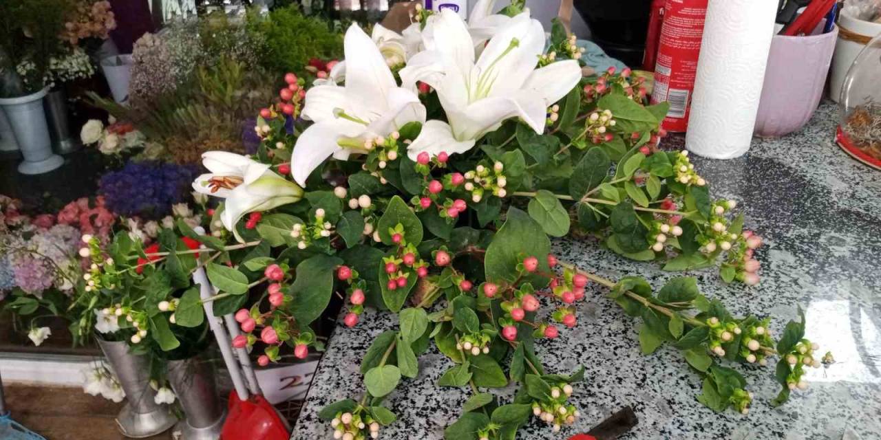 Düğün Sezonuyla Birlikte Çiçekçilerde ‘Gelin Arabası’ Yoğunluğu Başladı