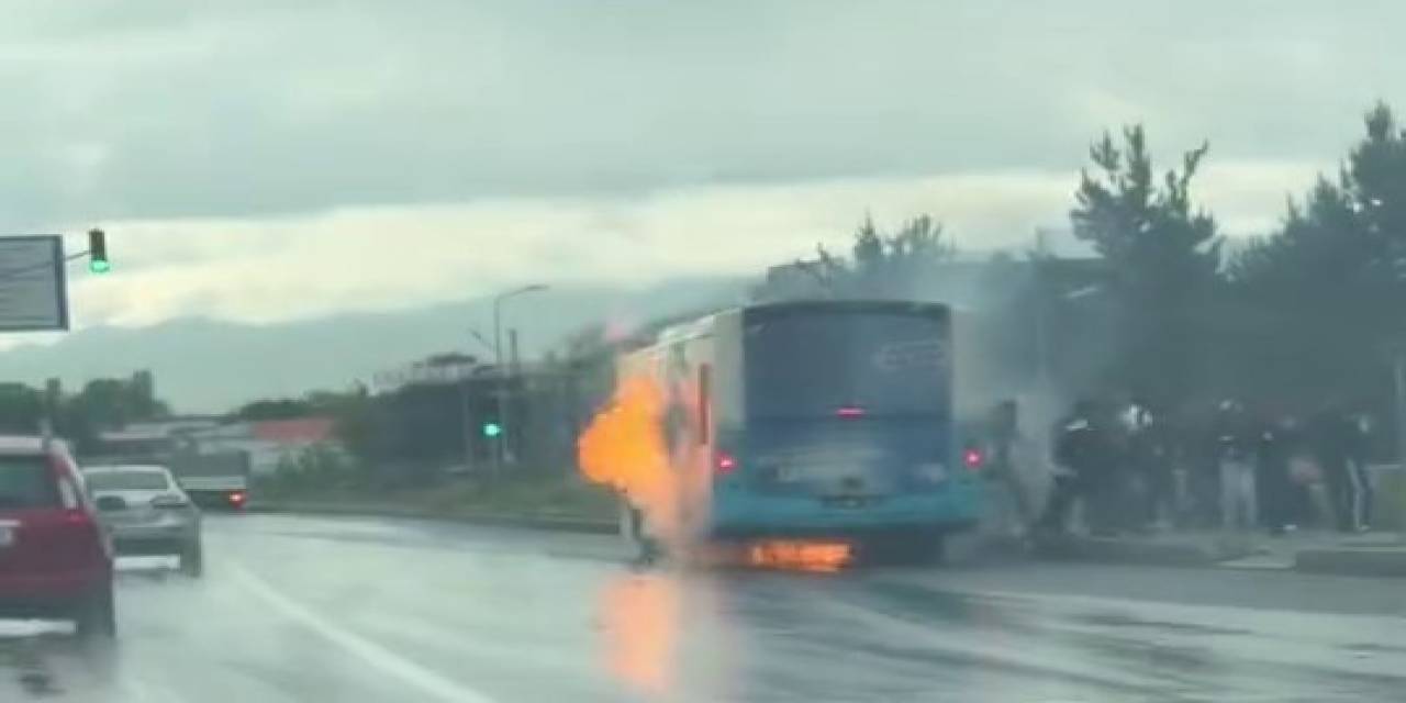 Otobüs Bir Anda Alev Aldı, Yolcular Panikle Kaçtı