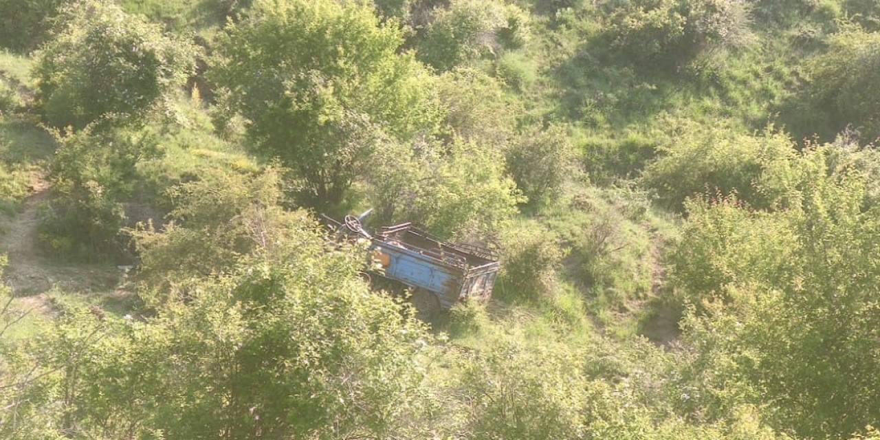 Uçurumdan Aşağı Düşen Patpatta 3 Kişi Yaralandı